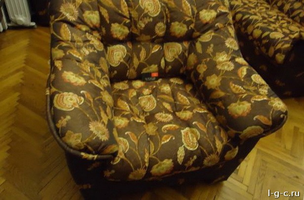 Хозяйка дома украшала вышивкой обивку кресел и стульев и скатерти